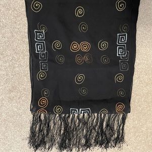 031. EUC Scarf 🧣 Great for casual wear or to dress up an outfit!